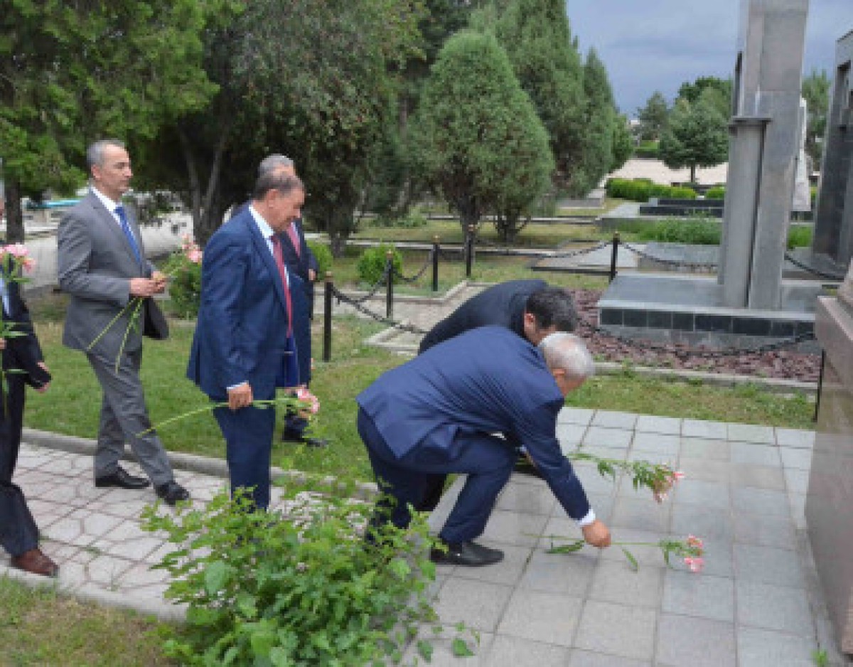 Türk Dünyası Akademileri Başkanları, Seçkin Kırgız Yazar Tügölbay Sıdıkbekov'un Mezarını Ziyaret Ettiler